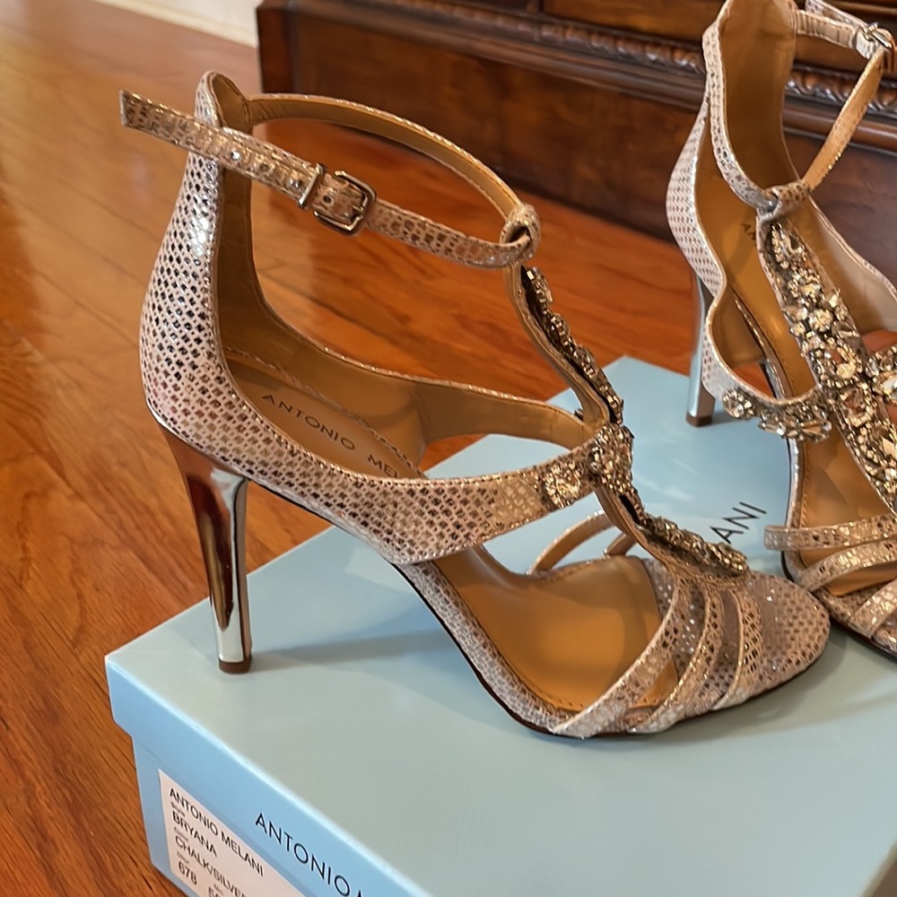 ⭐️Antonio Melanie bryana color chalk silver size 8 women’s heels dressy ⭐️ - Picture 3 of 7